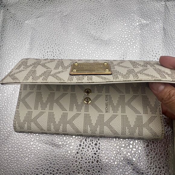 Michael Kors Vanilla Signature Jet Set Leather Wallet Checkbook - Gently Used - Picture 2 of 16